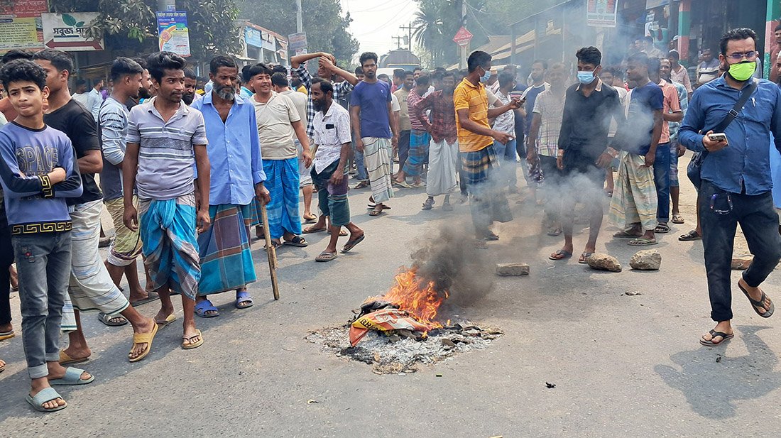 বকেয়া বেতন ও ঈদ বোনাসের দাবিতে দুই ঘণ্টা সড়ক অবরোধ